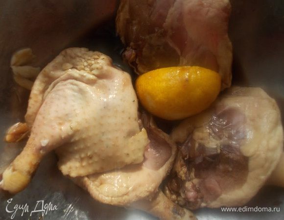 Ножки залить соевым соусом, добавить острого перчика по вкусу. Выжать сок лимона и добавить раздавленный чеснок. Оставить на несколько часов.