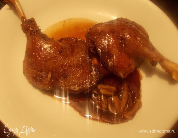 Подавать с соусом, который образовался от запекания. Очень вкусно с рисом, или просто с пюрешкой. Приятного аппетита!!!!