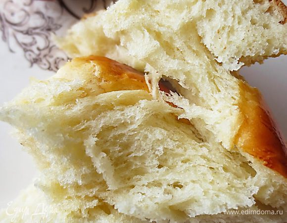 Застелить противень бумагой для выпечки. Выложить булочки. Взбить желток и смазать булочки, оставить на пол часа и затем выпекать при температуре 190-200 градусов до румяного цвета.
Булочки получаются воздушные, нежные, не приторно сладкие и очень вкусные.
Совет - 1.Тесто месить не долго (10-15 минут)
             2.Яичный желток можно смешать с 1 ст.л. молока, а также сахарной пудрой. 
             3.Жгуты не делайте тугими, легкими движениями, не мучая тесто.