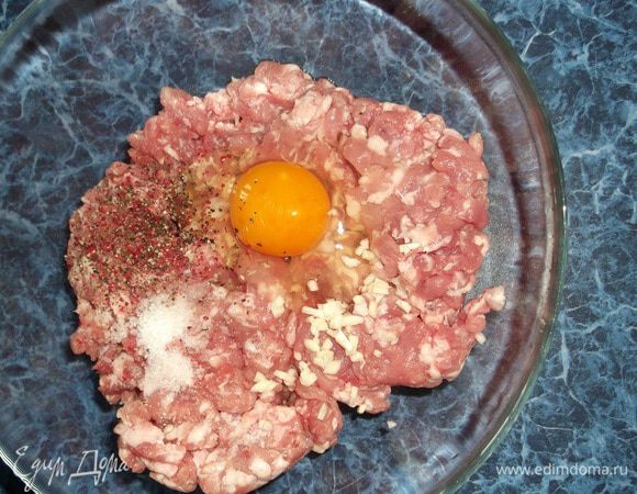 В фарш (у меня свиной) добавить 1 яйцо, соль и перец по вкусу. чеснок.