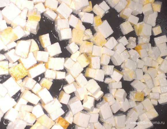 Порезать кубиком панир. Обжарить его до золотистого цвета на растительном масле. Переложить в мисочку.