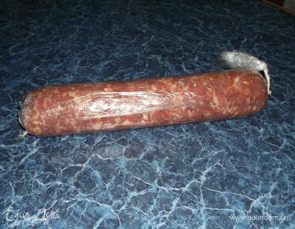 Свернуть при помощи пленки в колбаску и отправляем в морозилку! минимум на 3-4 часа. На самом деле, эта заготовка может храниться хоть месяц, а потом ее достать и приготовить быстро ужин.