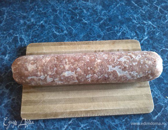 Достаем колбаску и оставляем при комнатной температуре минут на 20-30. Она не должна полностью растаять. 