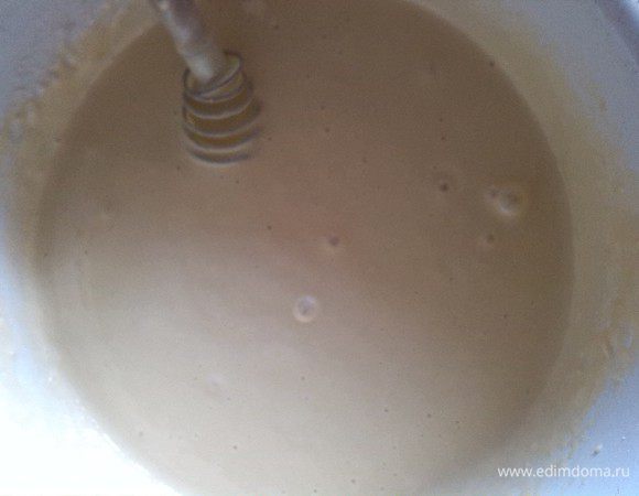 Готовим кляр: смешиваем 2 яйца, 250 гр муки и 250 мл молока. 