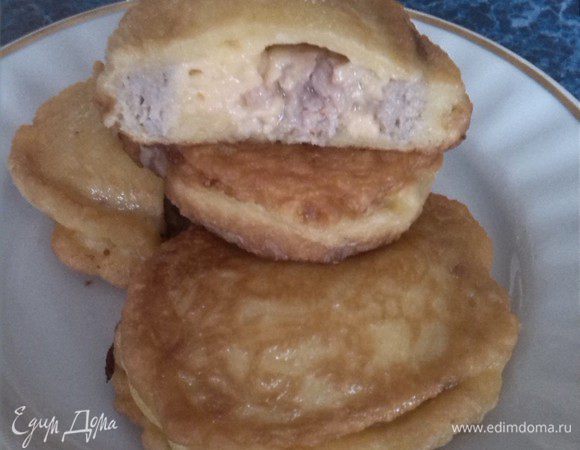 Обмакиваем в кляр и жарим до золотистого цвета.