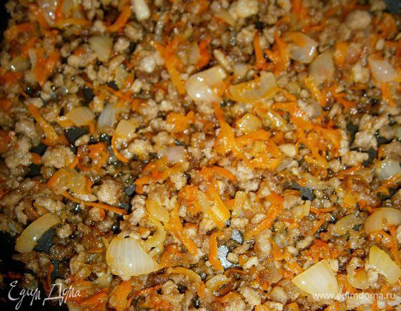 Луковицу нарезать кубиками. Морковку натереть на крупной тёрке. Имбирь очистить и натереть на мелкой тёрке. Всё соединить и добавить к фаршу. Перемешать и обжарить до золотистого цвета.