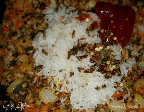 Добавить томатную пасту, промытый рис, сушеный перец, перемешать.