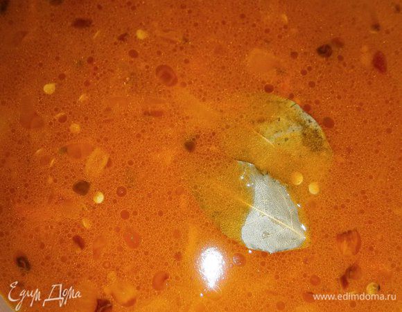 Выложить обжаренную массу в кастрюлю, долить 1,2 литра горячей воды, добавить 2 лавровых листа. Довести до кипения, и варить на небольшом огне 20 минут.