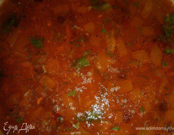 Суп  посолить, поперчить по вкусу, добавить молотый кориандр, измельчённый чеснок и зелень. Перемешать и выключить. Дать настояться супу 10 - 15 минут.