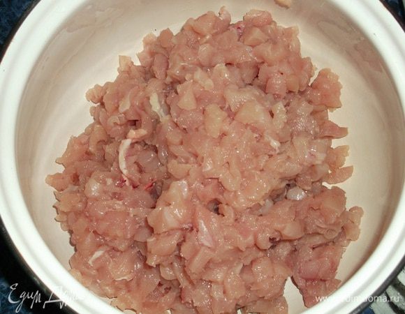 Курицу нарезать небольшими кубиками.