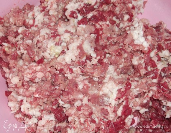 Свинину с салом перекрутить на крупную решетку с чесноком.