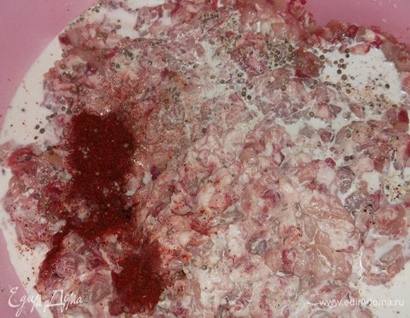 Смешать два вида мясо, в сливках развести крахмал и добавить к фаршу вместе с солью и специями. Я добавляла паприку, мускатный орех, кориандр и приправу для свинины.