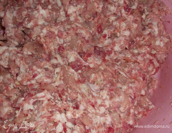 Фарш хорошо вымешать и оставить на 30 минут. Чтобы определить достаточно ли специй и соли можно пожарить небольшую котлетку. 