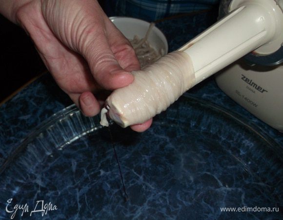 Натуральную оболочку обычно продают обсыпанную солью, чтобы убрать запах и излишки соли замочить на ночь в холодной воде и хорошо промыть.  Я набивала при помощи электромасурубки. Длина колбасок может быть любой.