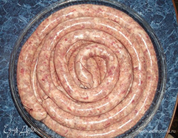 Колбасы получается много) Мы готовили с учетом Пасхи, поэтому практически всю заморозили. А одно кольцо запекли в духовке. Получается очень нежная и сочная колбаска. Перед запеканием надо часто проколоть иголкой, чтобы не лопнула оболочка. Запекайте 25 минут с одной стороны и 20 минут с другой при 180°С.