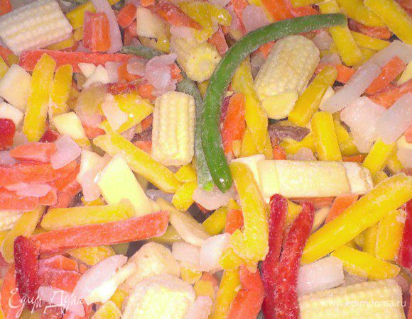 Готовую овощную смесь wok обжарить на растительном масле, примерно 10 минут. В конце добавить соевый соус. Соеденить с паниром и перемешать.