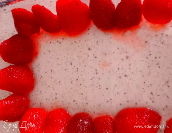 Разрезать клубничку вдоль и выложить по диаметру формы. Форму взять лучше стерляную или с разъемными бортами.