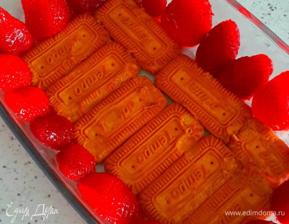 Печенье смачивать в кофе и выкладывать в форму.