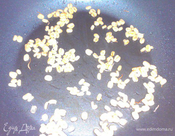 На сухой сковороде (или в капле растительного масла) обжарить пророщенные ростки бобов мунг до светло-золотистого цвета, примерно в течении 1-2 минут.