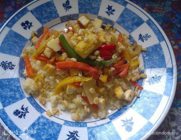 В тарелку выложить кус-кус, сверху добавить панир с овощами wok. Присыпать пророщенными ростками маша. И наслаждаться вкусным и полезным блюдом! 