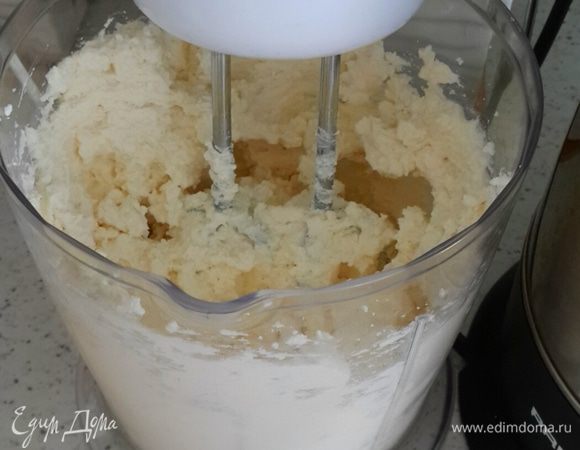 Тем временем взбиваем творог с сахаром.