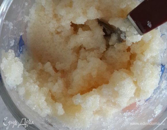 Вот так набухнет желатин. Потом смешаем желатин с творог. Если будет очень густо, то ложку молоко добавьте в творог.