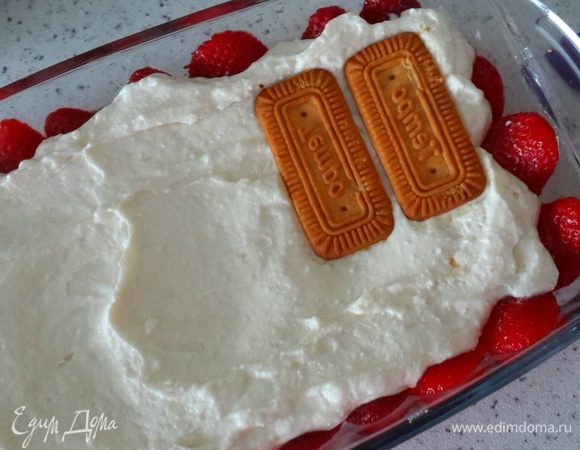 Творог выкладываем на печенье. И я решила сделать второй слой. Опять печенье и творог.