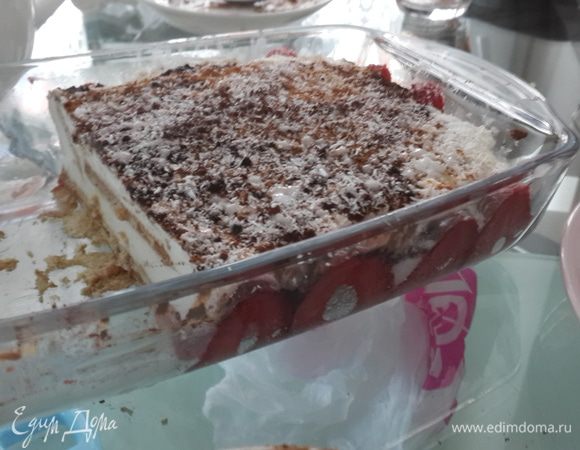 И вот ставим торг в холодильник на час. И вуаля торг готов. Посыпаем кокосовой стружкой, корицей или какао или украшаем клубникой...... как ваша фантазия подсказывает. Ха на фото пол торга нет.... подружка на чай заходила.......