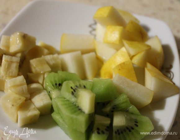 Фрукты помыть и обсушить бумажным полотенцем. Порезать крупными кубиками.