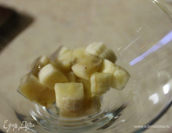 В креманку (у меня бокалы для мартини) кладем сначала банан, потом грушу, шарик мороженого. Я взяла пломбир с шоколадной крошкой. По краям кладем киви.