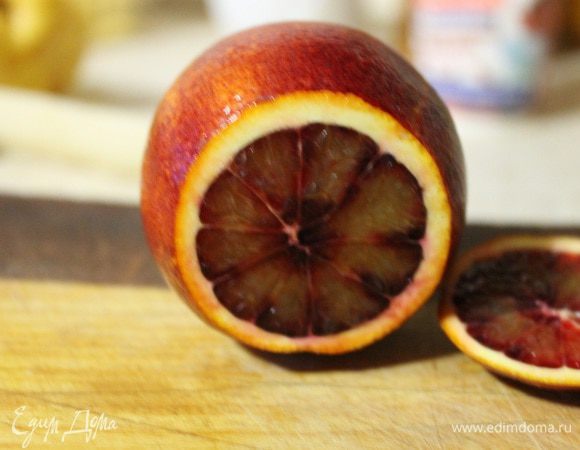 У меня был красный Марроканский апельсин. Чистим его от кожуры и пленок, добавляем в креманку.