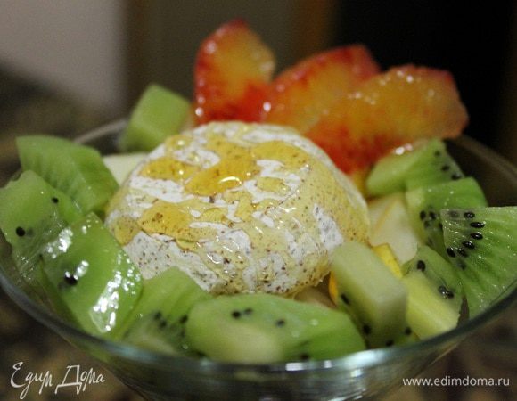 А сверху, поливаем все жидким медом. Приятного аппетита!