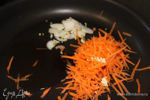 Приготовим сначала начинку. Лук порезать мелкими кубиками, морковь соломкой, в сковороду налить масло и слегка обжарить овощи.