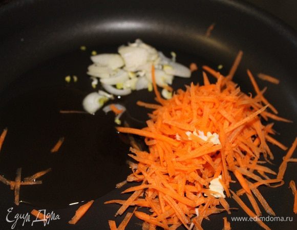 Приготовим сначала начинку. Лук порезать мелкими кубиками, морковь соломкой, в сковороду налить масло и слегка обжарить овощи.