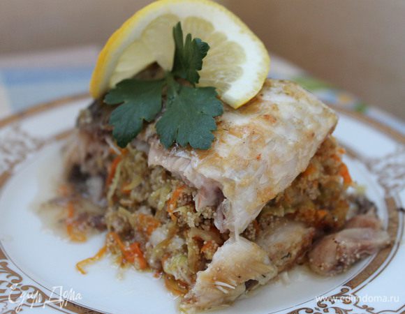 Через 30 минут, убрать верхний слой фольги, и опять поставить рыбу в духовку на 15 минут, до зарумянивания корочки. Подавать с ломтиком лимона.