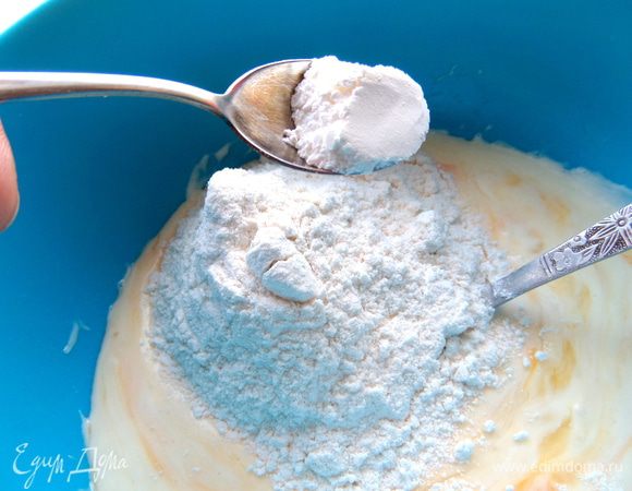 Добавить муку и разрыхлитель.