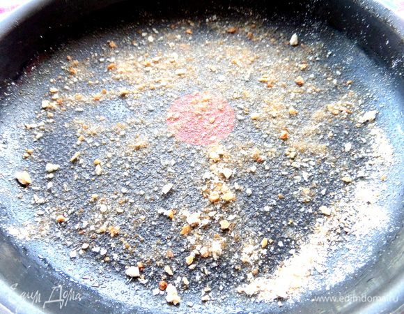 Тефлоновую сковороду (26 см) смазать маслом и присыпать сухарями.