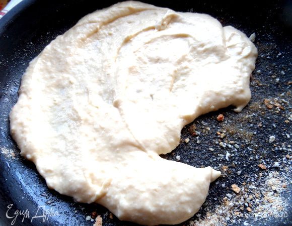 Распределяем тесто...Его хватит на две пиццы поменьше,просто я решила уместить в одну форму.