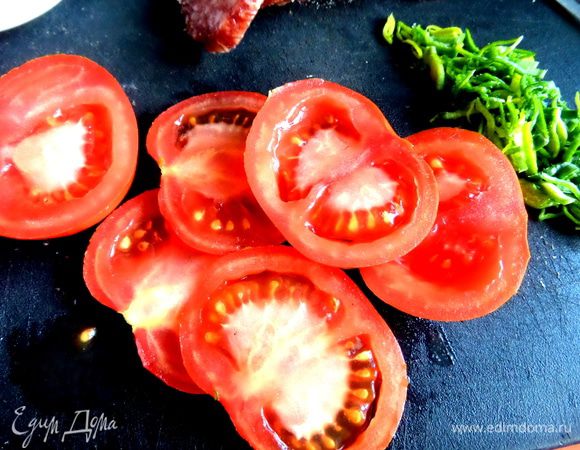 Помидоры нарезать цельными кружочками.
