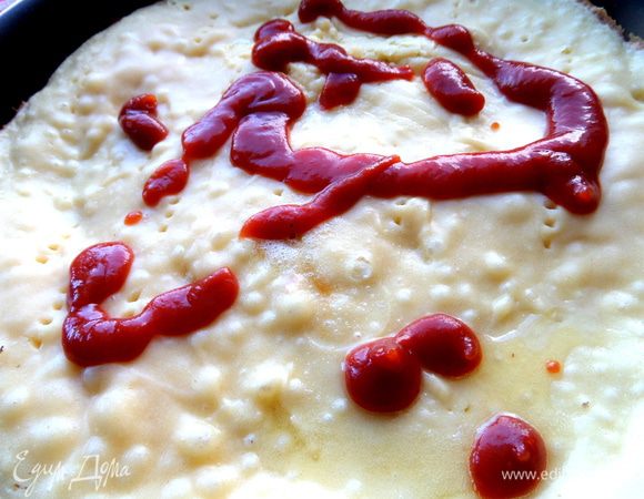 Итак тесто схватилось и я спокойна,что оно прожарится,смело смажем кетчупом или томатной пастой.