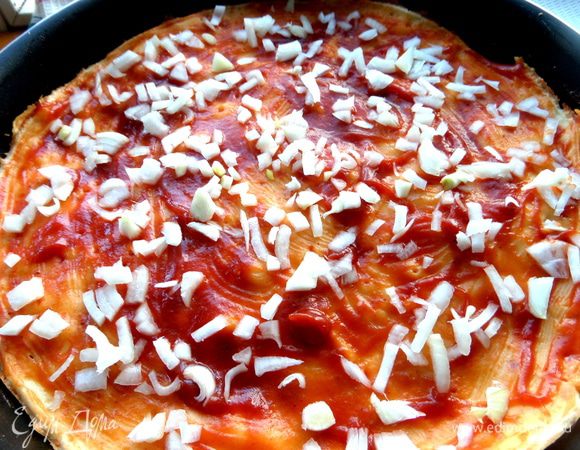 Лук измельчить и посыпать сверху.