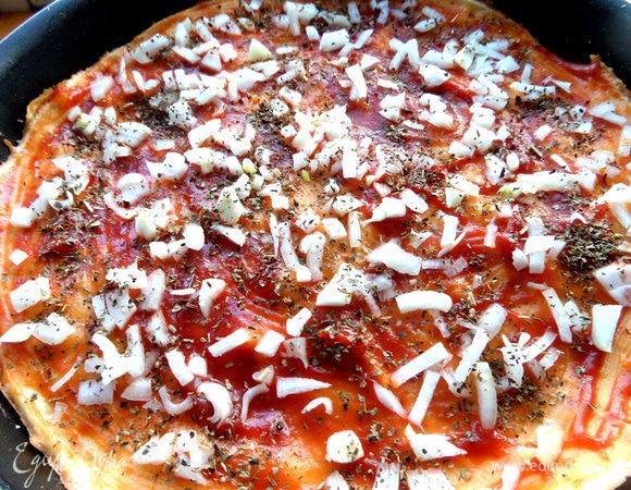 На лук базилик или приправы для пиццы.