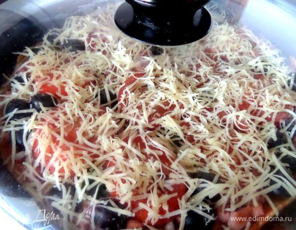 Накрываем крышкой и ставим обратно на средний огонь до расплавления сыра.