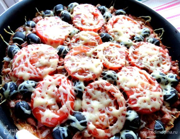 Моей пицце хватило 10 минут попотеть под крышкой и снизу уже была достаточно поджаренная корочка.