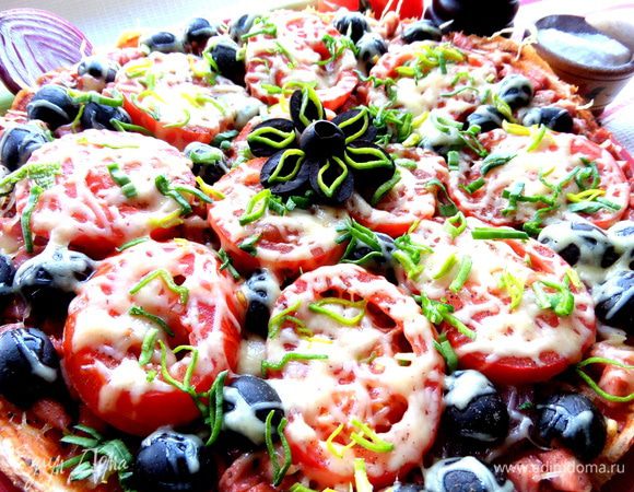 Украшаем оливками и зеленью порея.