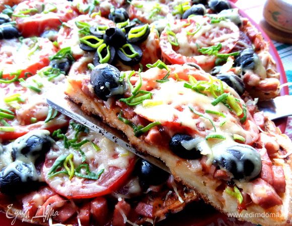 Если разделить на две пиццы,то тесто получится потоньше,но мои мужчины одобрили именно такую толщину пиццы))) За день она исчезла!