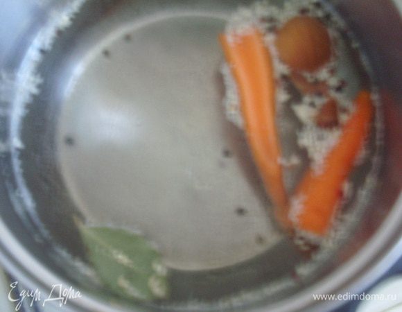 Сварить овощной бульон из тех ингредиентов, которые нравятся (у меня - небольшая морковка, 1/4 луковицы, немного сушеного пастернака, перец горошком и лавровый лист).