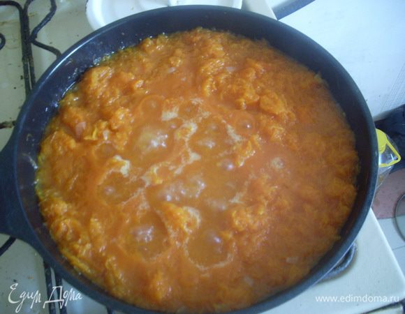 Остудить немного тыкву. Ложкой вынуть мякоть. На большой сковороде разогреть сливочное масло. На нем припустить нарезанный лук на небольшом огне. Добавить сахар (если тыква сильно сладкая - то сахар не добавлять). Подождать пока сахар растопиться и добавить в сковороду тыкву. Перемешать. Добавить процеженный бульон и варить на слабом огне 20-30 минут с открытой крышкой.