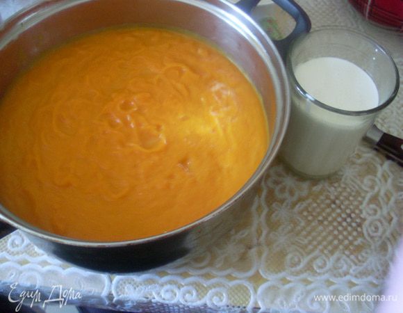 Немного остудить и взбить в блендере. Сложить получившееся пюре в кастрюлю и довести до кипения на слабом огне, посолить. Влить сливки и вновь довести до кипения. Готовить под крышкой, т.к. "вулканчики" из тыквенного пюре будут "стрелять".