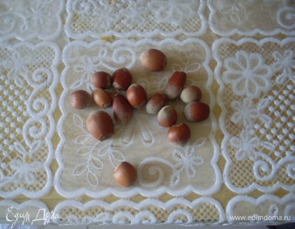 Очистить орешки от скорлупы и не слишком мелко их порубить. У меня они дробятся в процессе очистки. При подаче на одну порцию супа добавлять около 1 чайной ложки дробленых орешков. - они придают волшебный аромат и  разнообразят текстуру супа, можно сказать, что это секретный волшебный ингредиент, от которого суп "заиграет" и выйдет на уровень ресторанного шедевра. Еще можно к этому супу сделать чипсы из пармезана с корицей (не всякий сыр подойдет - некоторые горчат), или пожарить на сливочном масле немного порея для украшения.